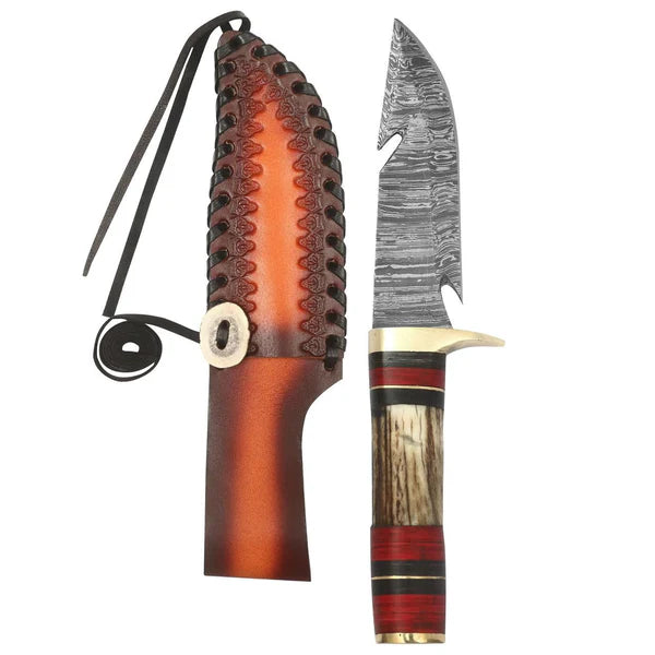 Hand-forged Damascus steel hunting knife with red horn handle and leather sheath – full tang design
